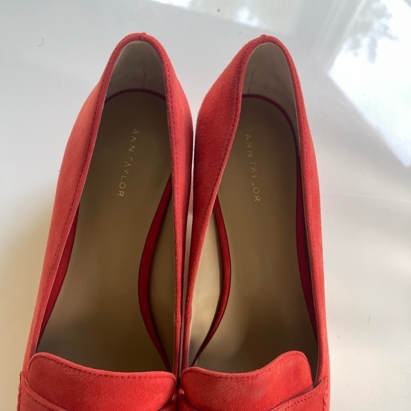 Ann Taylor Kiltie Suede Block Heel Pumps - 7.5 - Picture 3 of 6